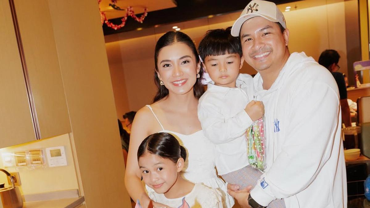 Pesona Chelsea Olivia Dibalut Long Dress Putih saat Rayakan Ulang Tahun Putrinya Sulungnya ke-9