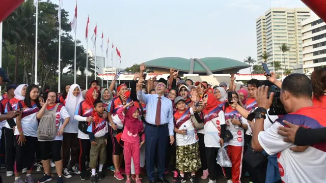 Ketua MPR Zulkifli Hasan bersama para peserta jalan sehat