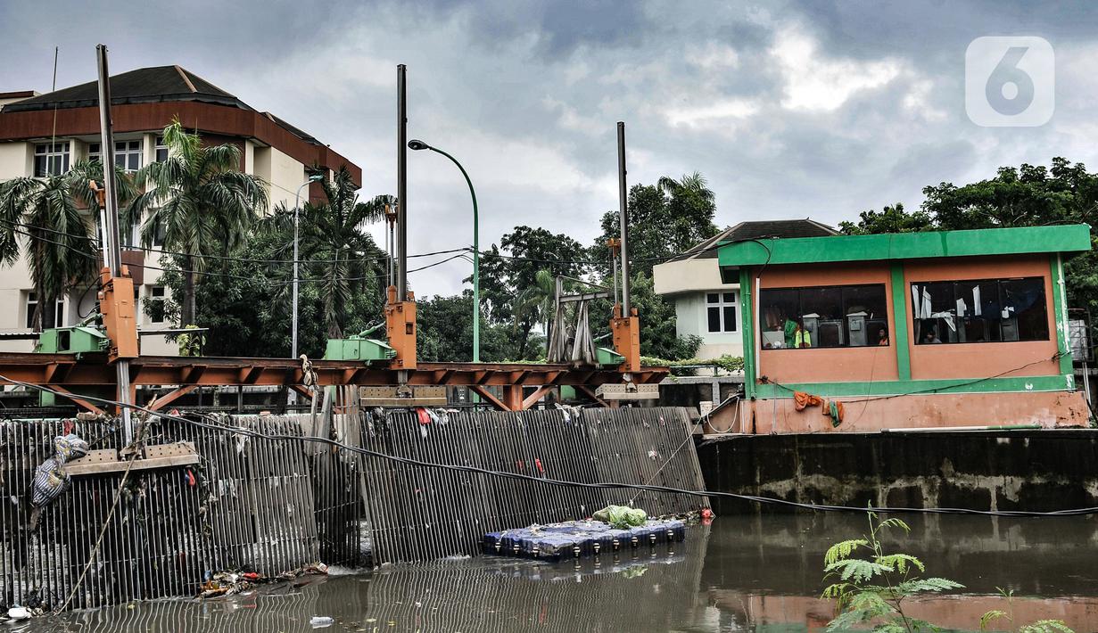Mesin penyaring sampah saat dioperasikan di TPSS Perintis Kemerdekaan, Jakarta, Selasa (16/2/2021). TPSS Perintis Kemerdekaan jadi penampungan sementara sampah sungai sebelum dibawa ke TPS Bantar Gebang. (merdeka.com/Iqbal S. Nugroho)