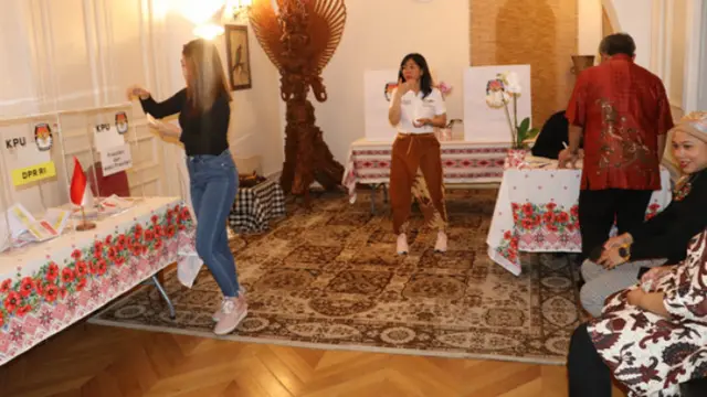 WNI yang berdomisili di Rumania dan Republik Moldova menggunakan hak pilihnya di Pemilu 2019. (foto: dokumentasi KBRI Bucharest)