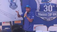 Pembalap World Supersport 300 andalan Indonesia, Galang Hendra Pratama, saat memberikan coaching clinic di Yamaha Cup Race (YCR), di Sirkuit Gokart Permanen, Kabupaten Boyolali, Sabtu (27/4/2019). (Bola.com/Vincentius Atmaja).