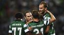 Pemain Sporting CP, Bas Dost (kanan) mencetak satu gol untuk kemmenangan timnya atas  Legia Warsaw pada grup F Liga Champions di Jose Alvalade stadium,  Lisbon, Rabu (28/9/2016) dini hari WIB. (AFP/Patricia De Melo Moreira)