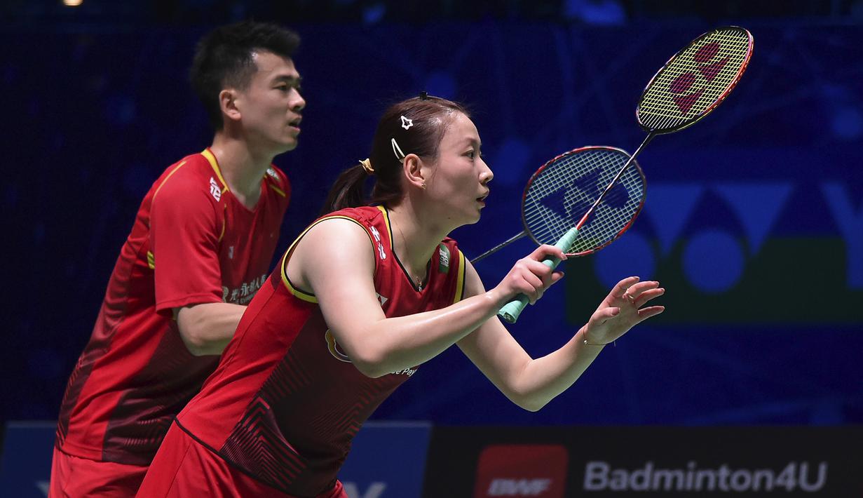 Ganda Campuran China, Zheng Si Wei/Huang Ya Qiong bersiap menerima service saat menghadapi pasangan Indonesia, Rehan Naufal Kusharjanto/Lisa Ayu Kusumawati pada laga semifinal All England 2023 di Utilita Arena, Birmingham, Inggris, Sabtu (18/3/2023) malam WIB. Zheng Si Wei/Huang Ya Qiong menang rubber game 21-17, 13-21 dan 21-13. (AP Photo/Rui Vieira)