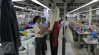 Pekerja mencoba memasangkan hasil produksi pada sebuah patung,Tangerang, Banten, Selasa (13/10/2015). Industri tekstil di dalam negeri terus menggeliat. Hal ini ditandai aliran investasi yang mencapai Rp 4 triliun (Liputan6.com/Angga Yuniar)