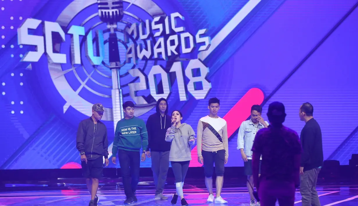 Salah satu yang akan tampil menghibur adalah, Syahrini. Pelantun lagu Sesuatu itu akan menjadi salah satu penghibur dalam ajang bergengsi tersebut. (Nurwahyunan/Bintang.com)