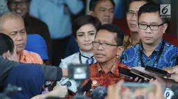 Direktur Pelayanan Tahanan dan Pengelolaan Benda Sitaan dan Barang Rampasan Negara Kemenkumham, Heni Yuwono didampinggi pegawai KPK memberikan keterangan usai melakukan kunjungan ke rutan KPK di Gedung KPK, Jakarta, Kamis (20/6/2019). (merdeka.com/Dwi Narwoko)