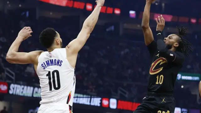 Ben Simmons menjaga pemain Cavaliers Darius Garland pada lanjutan NBA 2022/2023
