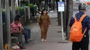 Seorang wanita berjalan di atas trotoar kawasan MH Thamrin, Jakarta, Selasa (6/3). Pemerintah Provinsi (Pemprov) DKI Jakarta mulai merencanakan penataan jalan dan trotoar di sepanjang Jalan Sudirman dan Jalan MH Thamrin. (Liputan6.com/Immanuel Antonius)