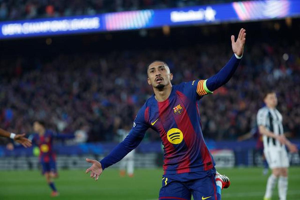 Raphinha Diincar 3 Klub Arab Saudi, Barcelona Ketar-Ketir