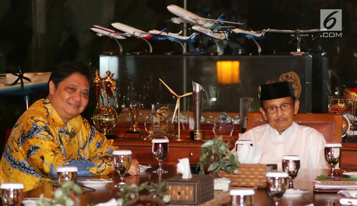 Ketua Dewan Kehormatan Partai Golkar BJ Habibie (kanan) bersama Ketua Umum Partai Golkar Airlangga Hartarto di kediamannya, Jakarta, Jumat (3/8). Pertemuan tersebut dalam rangka silaturahmi jelang Pilpres 2019. (Liputan6.com/JohanTallo)