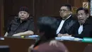 Terdakwa suap pemberian izin lokasi perkebunan di Kutai Kartanegara, Hery Sutanto Gun (kiri) saat sidang lanjutan di Pengadilan Tipikor, Jakarta, Selasa (27/3). Sidang beragenda mendengar keterangan saksi. (Liputan6.com/Helmi Fithriansyah)