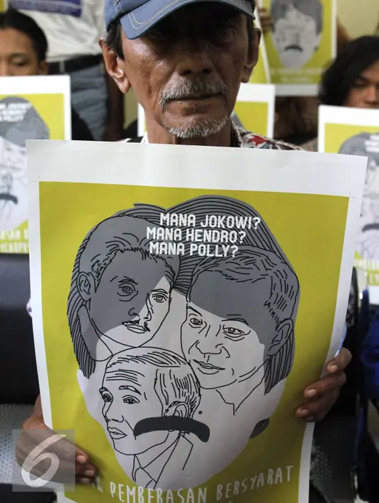 Seorang aktivis Komite Aksi Solidaritas Untuk Munir (Kasum) membawa poster saat sidang pembacaan putusan di PTUN Jakarta Timur, Rabu (29/7). Majelis hakim menolak gugatan LBH Jakarta atas pembebasan bersyarat Pollycarpus. (Liputan6.com/Helmi Afandi)