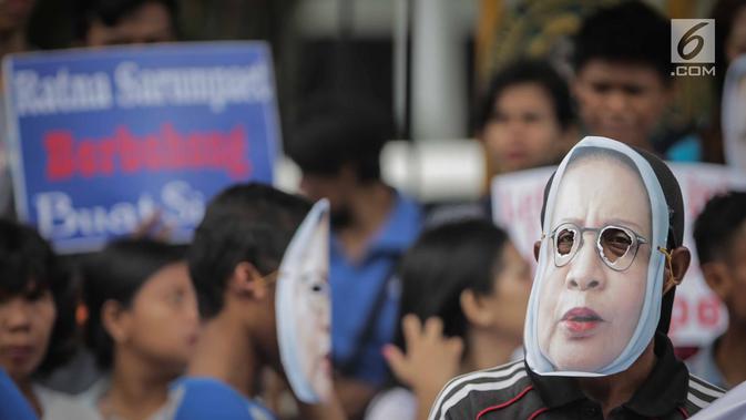 Massa Gerbang (Gerakan Anak Bangsa) mengenakan topeng bergambar  Ratna Sarumpaet  saat unjuk rasa di depan PN Jakarta Selatan, Selasa (19/3). Mereka meminta Ratna Sarumpaet membongkar aktor intelektual dalam penyebaran hoaks. (Liputan6.com/Faizal Fanani)