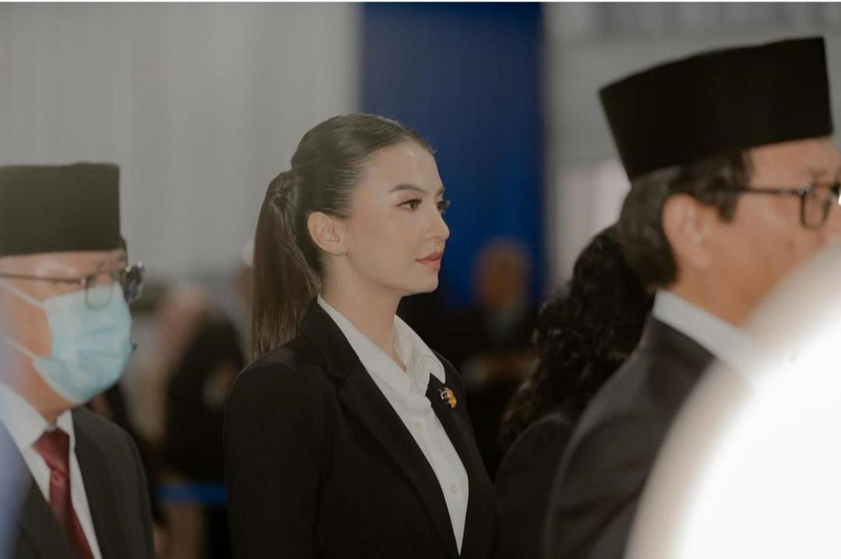 Penampilan Elegan Raline Shah di Pelantikan Staf Khusus Komdigi, Detail Bros Emas Jadi Sorotan