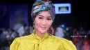 Senyum Inul Daratista terpancar dengan turban berwarna biru. Turban tersebut sangat cocok dikombinasikan dengan busana yang dipakai Inul berwarna kuning. (Liputan6.com/IG/@inul.d)