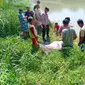 Evakuasi jasad laki-laki di sungai Comal, Pemalang. (Foto: Liputan6.com/Polres Pemalang)