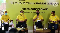 Menteri Perindustrian sekaligus Ketua Penyelenggara HUT Partai Golkar Agus Gumiwang Kartasasmita (kedua kanan) bersama Sekjen Partai Golkar Lodewijk Freidrich Paulus serta panitia dan kader memberi keterangan terkait HUT ke-56 Partai Golkar di Jakarta, Sabtu (17/10/2020). (Liputan6.com/Johan Tallo)