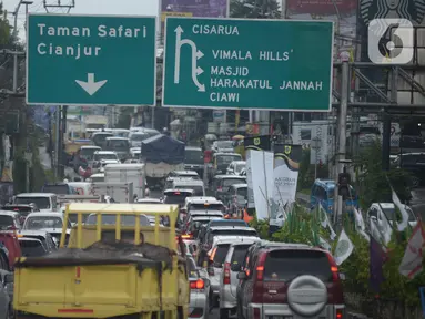 Suasana arus lalu lintas Jalan Raya Puncak, Bogor, Jawa Barat, Kamis (29/12/2022). Rencana arus lalu  lintas di Kawasan Puncak akan ditutup total dari 31 Desember 2022 pukul 18.00 WIB sampai 1 Januari 2023  pukul 06.00 WIB. (merdeka.com/Imam Buhori)