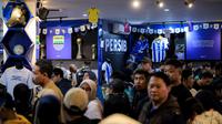 Warga Bandung serbu jersey dan merchandise di Persib Store jelang laga penentuan juara BRI Super League 2025/2025 antara Persib Bandung melawan Persijap Jepara pada Sabtu (23/05/2026). (Bagaskara Lazuardi/Bola.com)