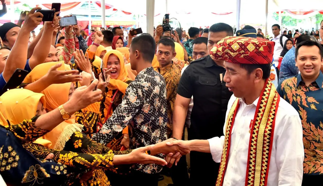 Presiden Joko Widodo bersalaman dengan masyarakat saat acara penyerahan 1.300 sertifikat hak atas tanah untuk masyarakat di Kabupaten Lampung Tengah, Jumat (23/11). (Liputan6.com/HO/Biropers)