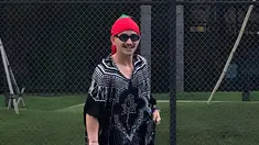 Sengaja tak mengenakan setelah baju olahraga, Bio One memilih baju daster di lapangan tenis. Sosoknya makin membuat rekan latihan tenis semangat. (Liputan6.com/IG/@bojvoyej)