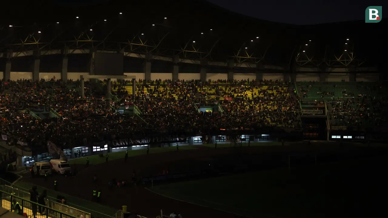 Foto: Suasana saat Lampu Stadion Padam, Pertandingan Persija Melawan Ratchaburi FC Terhenti