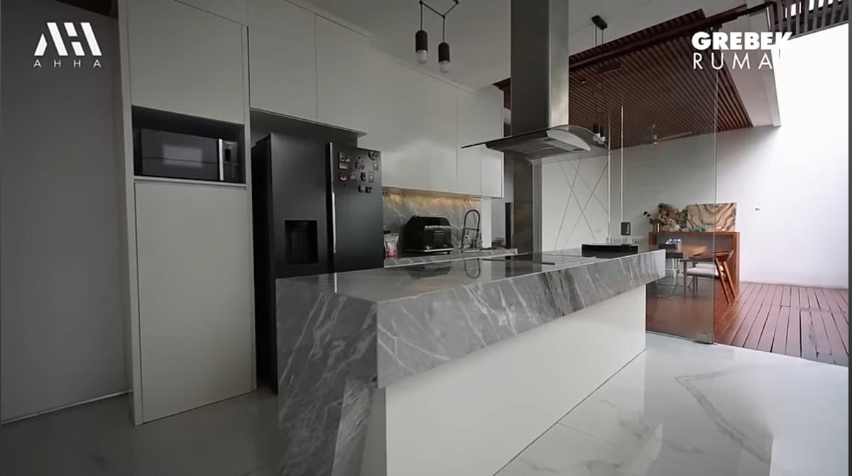 Disebut Berhantu, 3 Potret Dapur Raditya Dika Dekat Taman - Simple Elegan dengan Island Nuansa Abu-abu