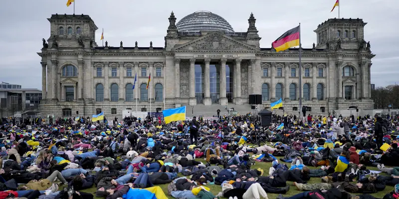 Ribuan Orang Berbaring di Berlin Tuntut Larangan Minyak dan Gas Rusia