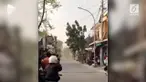 Aksi warga di suatu daerah ini tak pantas ditiru. Bukannya bersembunyi dan menghindar saat ada angin ribut, mereka malah merekamnya.