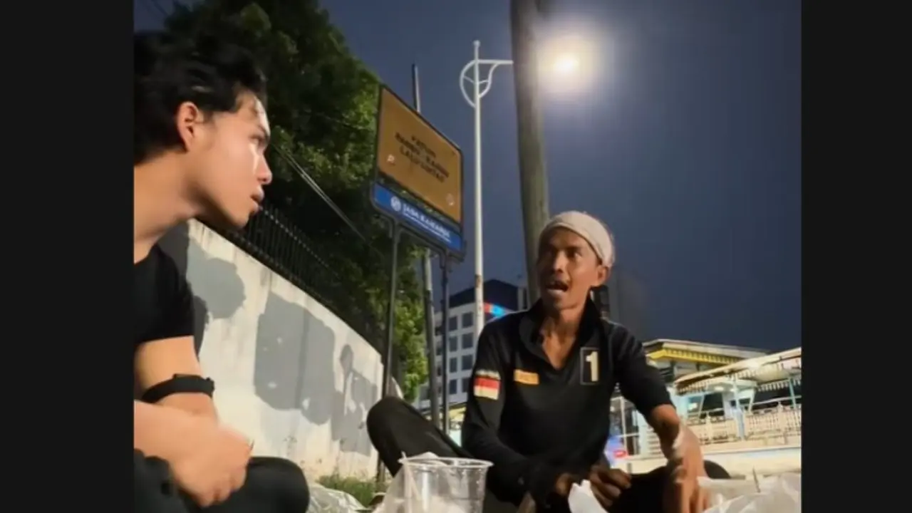 Baru Beli Rumah Mewah, Saaih Halilintar Pilih Buka Puasa Bareng Pemulung di Pinggir Jalan.  foto; TikTo @saaihalilintar