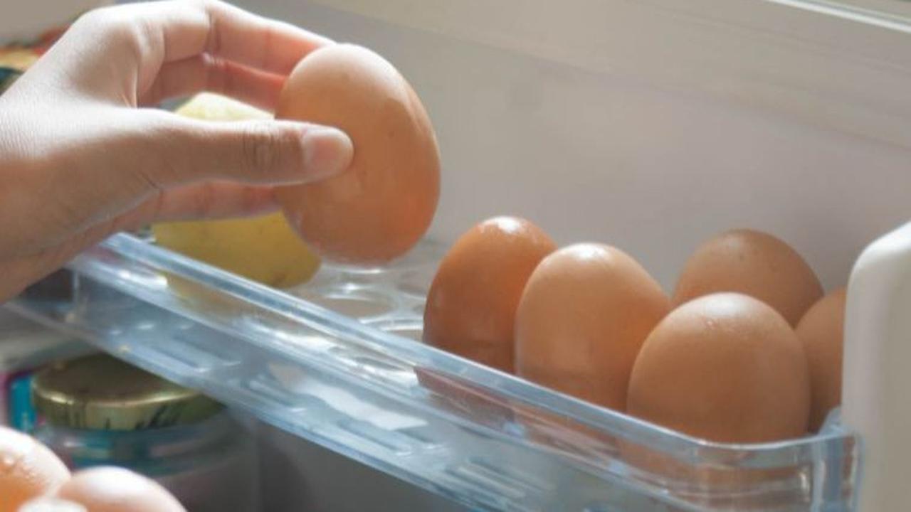 8. Hindari Menaruh Telur di Rak Penyimpanan Telur di Kulkas