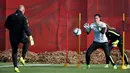 Kiper Wanita Amerika Serikat, Hope Solo saat melakukan sesi latihan bersama pelatih kiper Graeme Abel sebelum berlaga di Piala Dunia Wanita 2015 di Shaughnessy Field, Kamis (11/6/2015). (Reuters/Michael Chow)