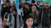 Penumpang antre untuk menaiki kereta MRT di Stasiun Dukuh Atas, Jakarta, Senin (29/7/2019). Hingga Juli 2019, penumpang per hari Ratangga (nama kereta MRT) mencapai angka rata-rata tertinggi sebanyak 94.824 penumpang atau naik sebesar 15,9 persen dibanding Juni. (Liputan6.com/Faizal Fanani)