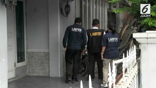 Polisi langsung bergerak melakukan olah TKP di rumah ketua KPK, Agus Raharjo. Sebuah benda asing yang diduga bom ditaruh di pagar rumah Agus.
