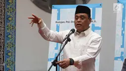 Wakil Ketua Umum Dewan Masjid Indonesia (DMI) Komjen Pol Syafruddin (tengah) memberi sambutan saat meresmikan Ricma Store di Masjid Cut Meutia, Menteng, Jakarta, Jumat (9/3). (Liputan6.com/Arya Manggala)