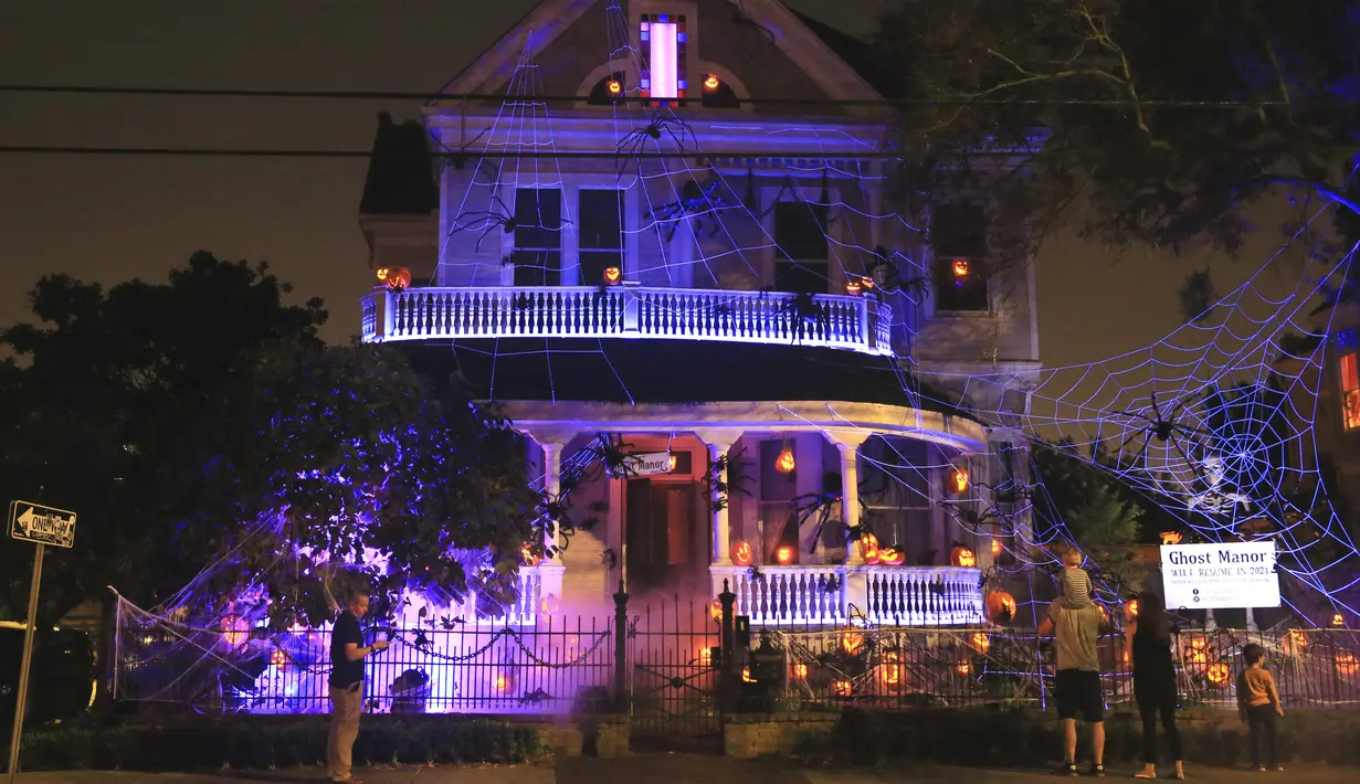 Para pejalan kaki mengamati "Rumah Hantu" (Ghost Manor) di New Orleans, Louisiana, Amerika Serikat (AS), pada 26 Oktober 2020. Untuk menyambut perayaan Halloween, sebuah rumah khusus di New Orleans disulap menjadi rumah hantu oleh pemiliknya. (Xinhua/Lan Wei)