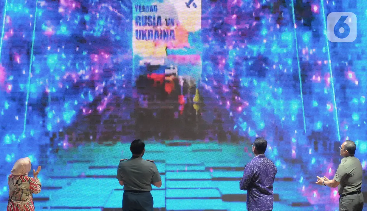anglima TNI Laksamana Yudo Margono bersama Gubernur Lemhannas Andi Wujayanto, Rektor Unjani Hikmahanto, guru besar Unpad Poppy mengarah ke layar belakang panggung untuk menekan tombol pada layar sebagai tanda buku di launching. (meredeka.com/imam buhori)
