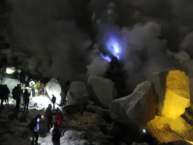 Wisatawan menyaksikan fenomena alam blue fire  di Kawah Ijen, Banyuwangi, Jawa Timur (2/7). Fenomena blue fire yang hanya ada dua di dunia yakni Indonesia dan islandia ini menjadi daya tarik wisatawan mancaneara. (Merdeka.com/Arie Basuki)