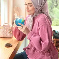 Warna merah muda memang tak pernah salah. Adelia Pasha memadukan atasan pleats berwarna merah muda dnegna celana jeans, dan hijab abu-abu yang serasi. [Foto: Instagram/adeliapasha]