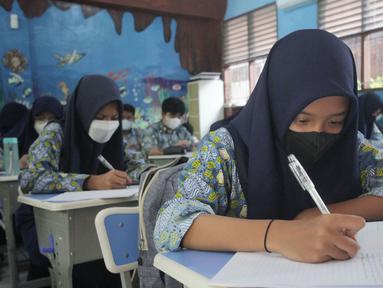 Sejumlah siswa mengikuti proses pembelajaran di SMP Negeri 1 Kota Tangerang, Kamis (12/5/2022). Sekolah di Kota Tangerang mulai menggelar pembelajaran tatap muka (PTM) setelah libur lebaran 2022. (Liputan6.com/Angga Yuniar)