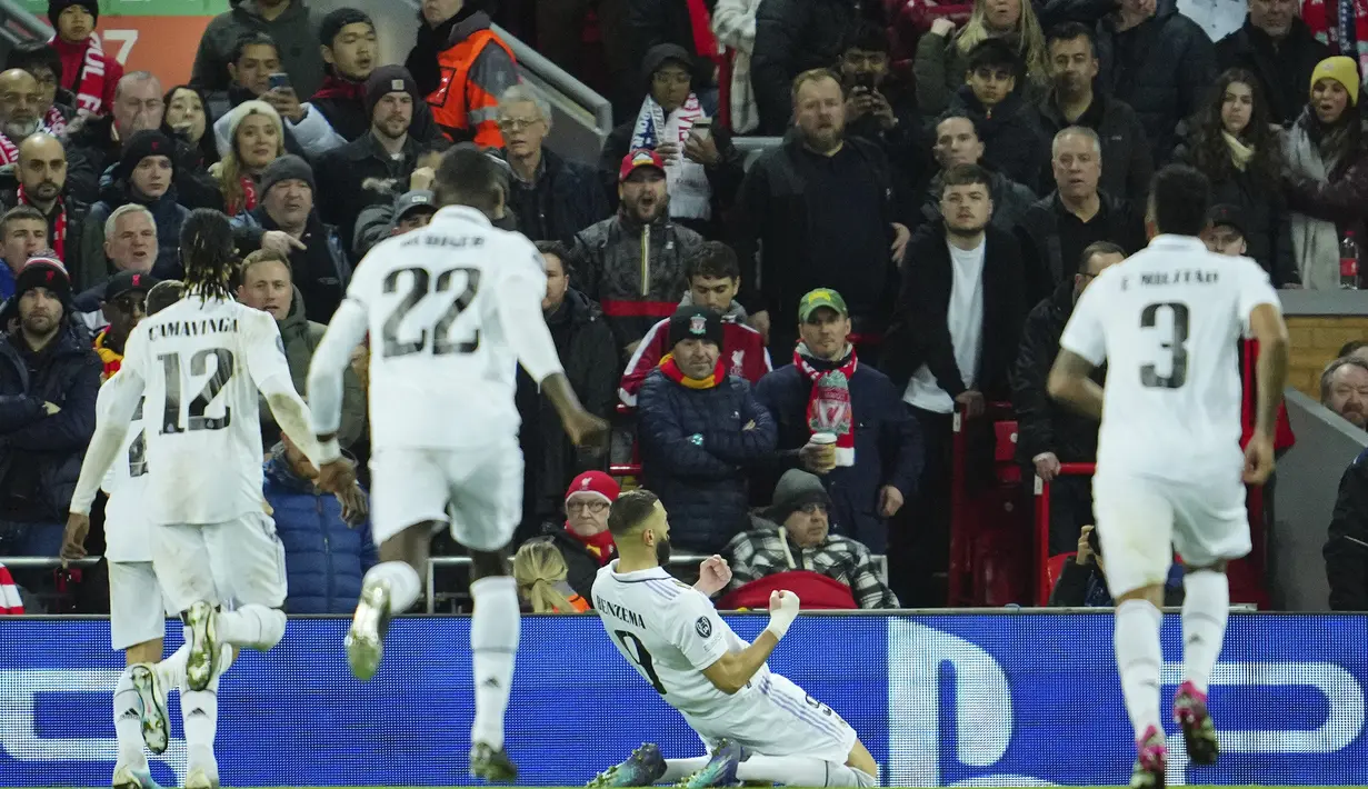 Selebrasi striker Real Madrid, Karim Benzema setelah mencetak gol keempat timnya ke gawang Liverpool dalam laga leg pertama babak 16 besar Liga Champions 2022/2023 di Anfield Stadium, Liverpool (21/2/2023). Karim Benzema menjadi pemain Prancis dengan penampilan terbanyak di Liga Champions hingga kini dengan total 147 penampilan bersama Olympique Lyon dan Real Madrid dengan torehan 88 gol dan 30 assist. (AP Photo/Jon Super)