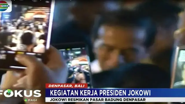 Ribuan warga menyambut kedatangan Jokowi saat menuju Pasar Badung yang baru saja selesai direnovasi setelah terbakar tahun 2016 lalu.
