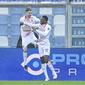 Raphael Leao (kanan) mencetak gol cepat saat AC Milan melawan Sassuolo (Alberto Pazzoli/AFP)