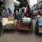 Tukang becak menunggu pendataan di Kolong Flyover Bandengan Utara, Jakarta, Kamis (25/1). Kebijakan Gubernur Anies Baswedan memperbolehkan becak beroperasi di Jakarta, telah menarik perhatian tukang becak dari luar Jakarta. (Liputan6.com/Arya Manggala)