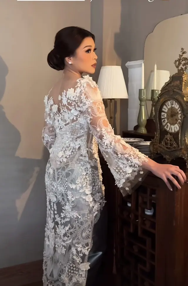 Sering roasting Gen Z kini punya pasangan beda 13 tahun, ini 7 momen lamaran Oza Rangkuti dan Aisha