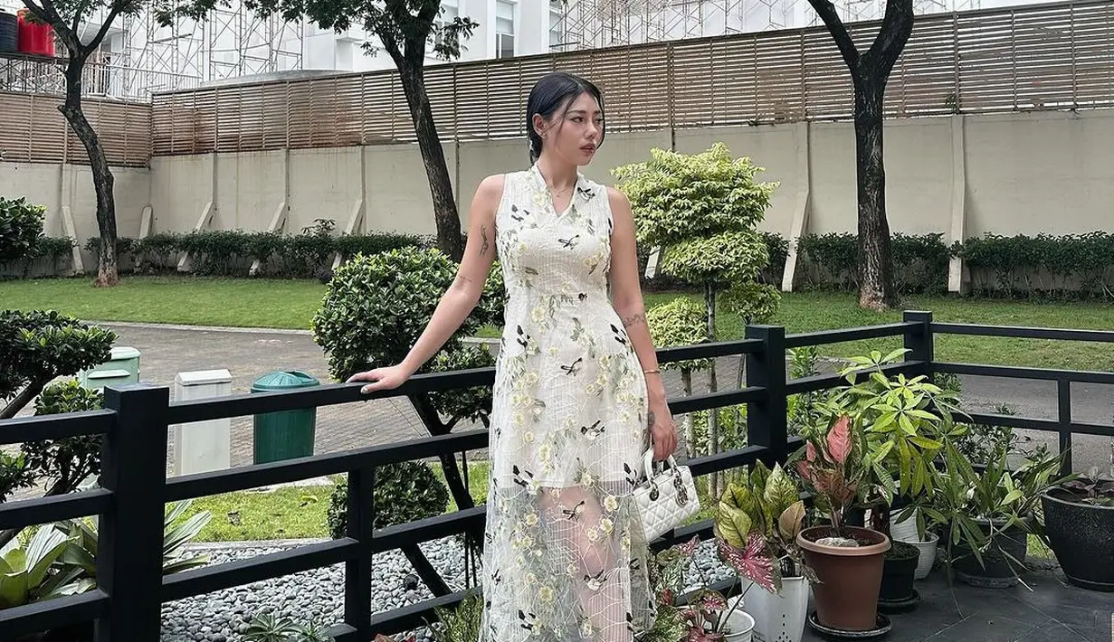 Tapi Wendy Walters sesekali masih mengunggah potret dirinya dalam penampilan yang anggun elegan. Di sini, Wendy tampil cantik dalam balutan dress putih tanpa lengan dengan detail outer lace berbordir bunga. [Foto: Instagram/wendywalters]