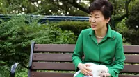Park Geun-hye dan salah satu anjing peliharaannya (AP)