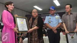 Zaskia Gotik menerima penghargaan Museum Rekor Indonesia (MURI), Jakarta, Jumat (15/4). Peluncuran The Album 25 DanceDhut Nation 2016 memperoleh rekor Muri sebagai album kompilasi dari penyanyi terbanyak. (Liputan6.com/Herman Zakharia)