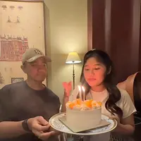 Lihat gaya feminin dengan sentuhan mewah Erina Gudono merayakan ulang tahun ke-28 bersama keluarga. [@kaesangerinafamily].