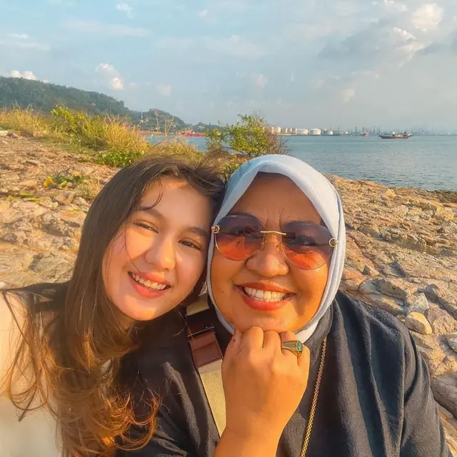 Jarang Terekspos, Ini 6 Potret Kebersamaan Zoe Jackson dan Ibunda